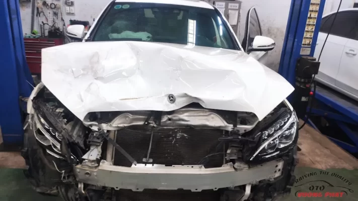 Đồng sơn xe ô tô mercedes bị tai nạn