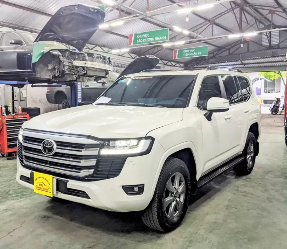 Land Cruiser bản tiêu chuẩn đời 2022 tại garage Vương Phát