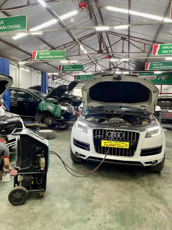 Nạp gas bằng máy chuyên dụng sửa chữa máy lạnh ô tô Audi Q5