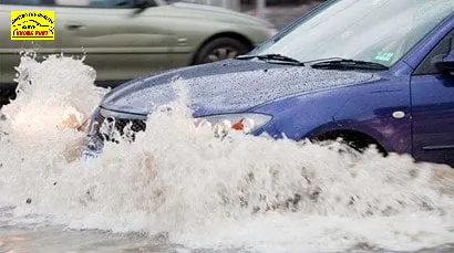 xe đi dưới trời khi mưa khiến nước lọt vào bên trong đèn dẫn đến đèn pha bị hấp hơi nước