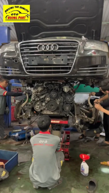 Hạ máy tiến hành đại tu động cơ Audi A8 bị thủy kích