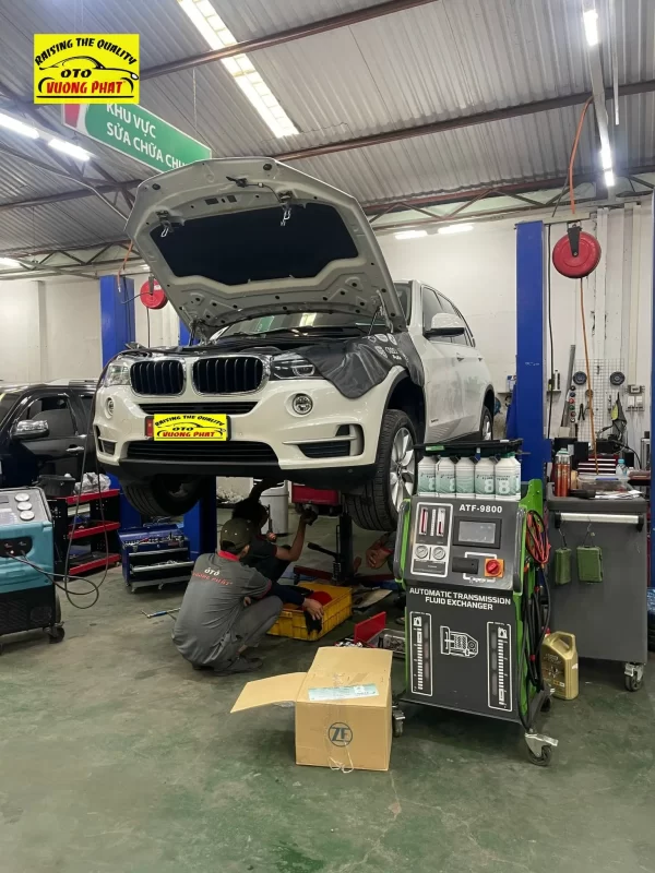 Thay nhớt hộp số tuần hoàn cho xe BMW X5 tại mốc 80.000km