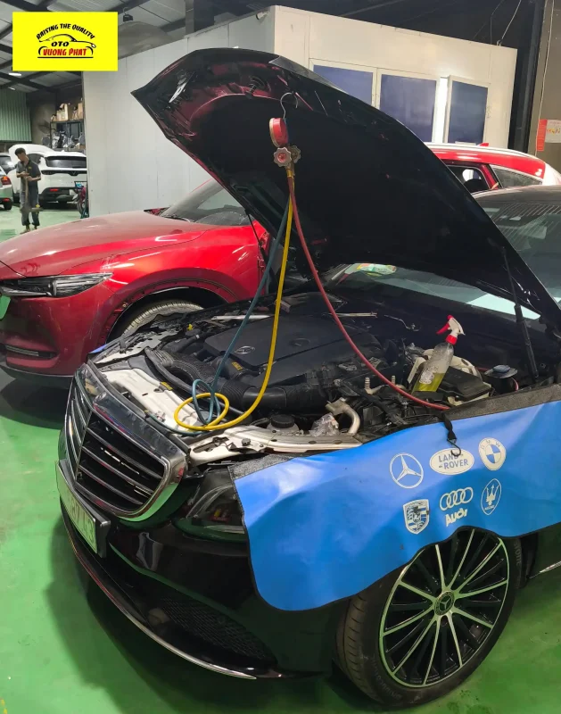 Kiểm tra thử xì hệ thống điều hòa xe Mercedes