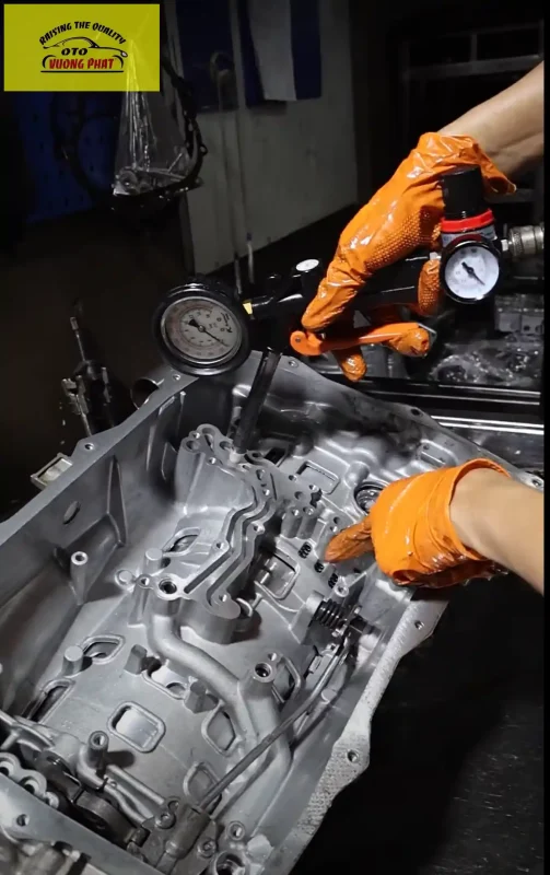 Kiểm tra áp suất khi sửa chữa hộp số xe Audi