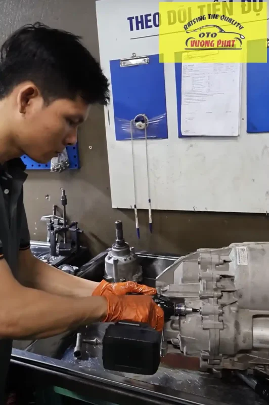 KTV đang sửa chữa hộp số xe Audi