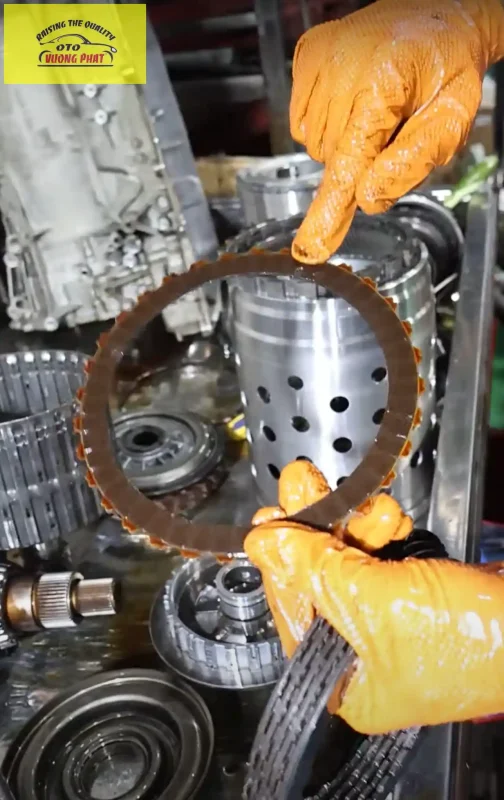 Bộ li hợp bị mòn, bong tróc do thời gian sử dụng khắc nhiệt