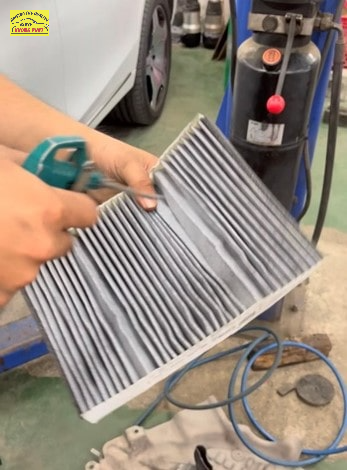 Vệ sinh lọc gió máy lạnh ô tô định kỳ