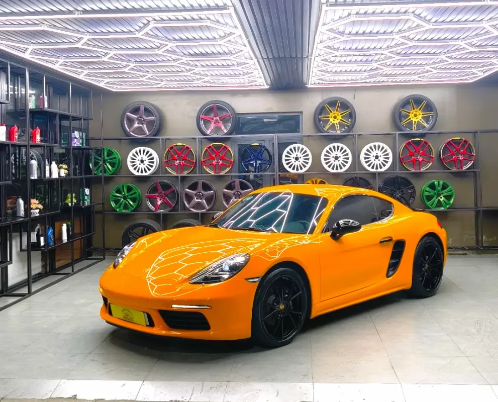 Đổi Màu Sơn Xe Porsche Từ Màu Hồng Sang Vàng – Nâng Tầm Đẳng Cấp Tại Garage Ô tô Vương Phát đổi màu sơn xe porsche từ màu tím sang màu vàng