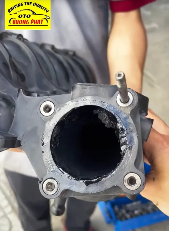 Garage chuyên bắn trấu vệ sinh họng nạp ô tô tại thành phố Hồ Chí Minh Cacbon bám kín đường ống nạp