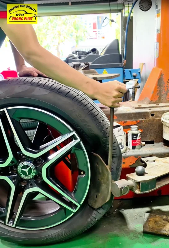 Ra vỏ xe Mercedes bằng máy chuyên dụng