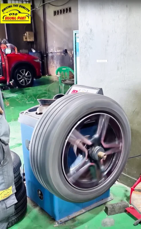 Cân bằng động bánh xe sau khi lắp cảm biến áp suất lốp
