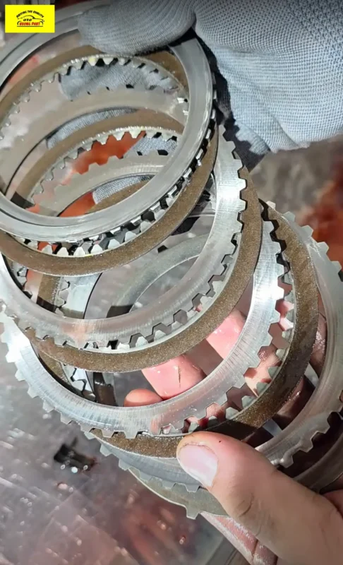 Các lá bố trong bộ ly hợp bị mài mòn