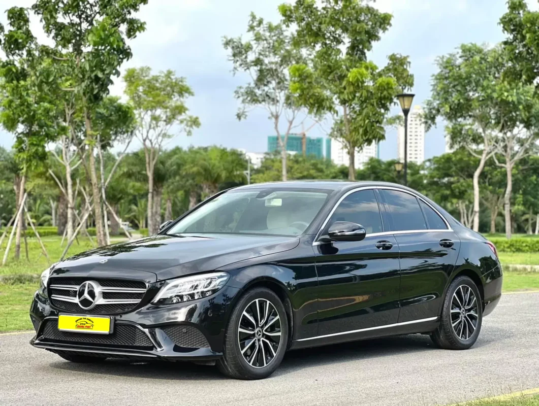 Đổi màu sơn Mercedes C200 từ màu đen sang màu xanh Mercedes C200 màu đen nguyên bản