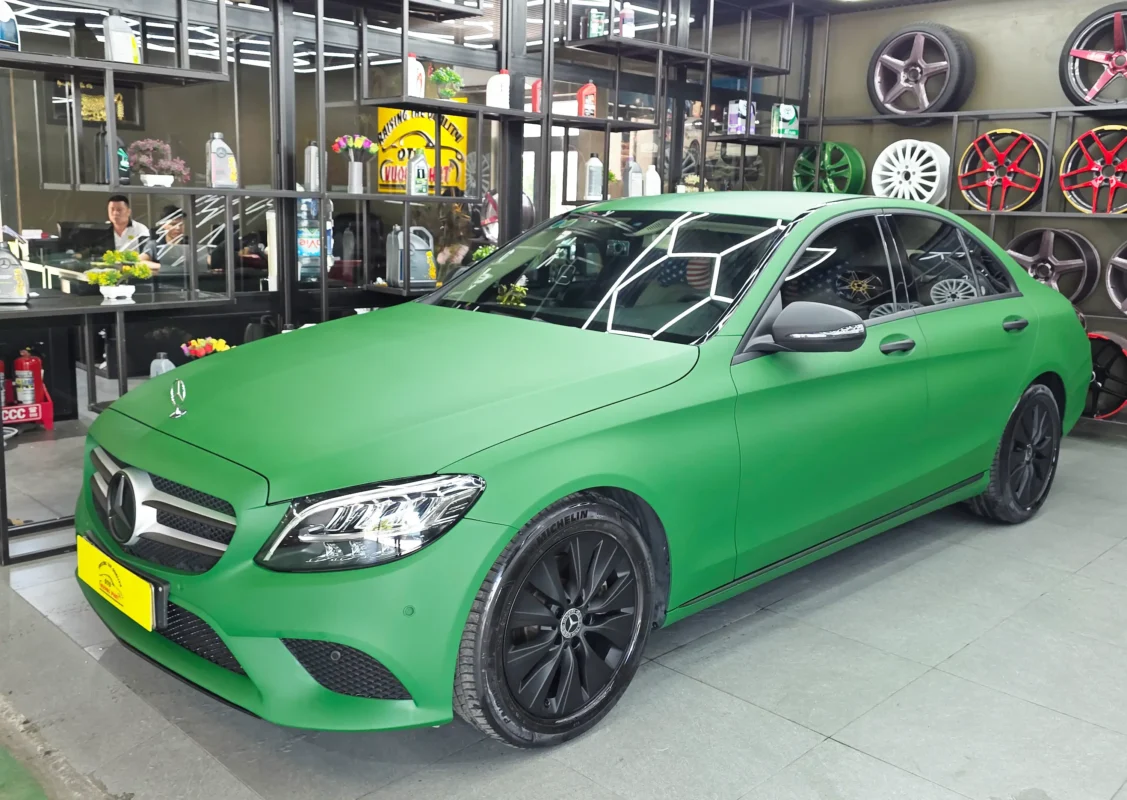 Đổi màu sơn Mercedes C200 từ màu đen sang màu xanh Đổi màu sơn Mercedes C200 từ màu đen sang màu xanh mờ