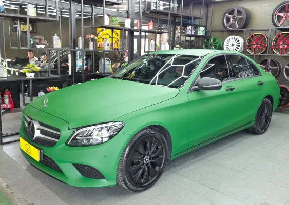 Đổi màu sơn Mercedes C200 từ màu đen sang màu xanh Đổi màu sơn Mercedes C200 từ màu đen sang màu xanh mờ