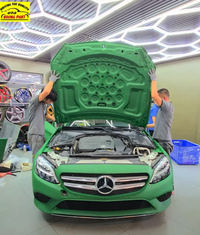 Đổi màu sơn Mercedes C200 từ màu đen sang màu xanh Đổi màu sơn Mercedes C200 tại Garage Vương Phát