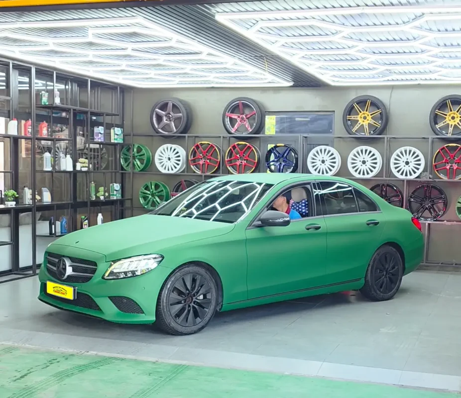 Đổi màu sơn Mercedes C200 từ màu đen sang màu xanh Đổi màu sơn Mercedes C200