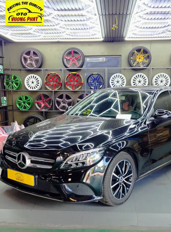 Đổi màu sơn Mercedes C200 từ màu đen sang màu xanh Xe Mercedes c200 màu đen nguyên bản