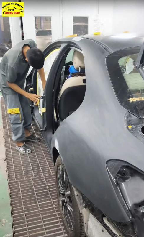 Đổi màu sơn Mercedes C200 từ màu đen sang màu xanh Làm nền khung vỏ ngoại thất