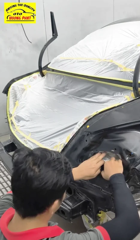 Đổi màu sơn Mercedes C200 từ màu đen sang màu xanh Che chắn khoang nội thất