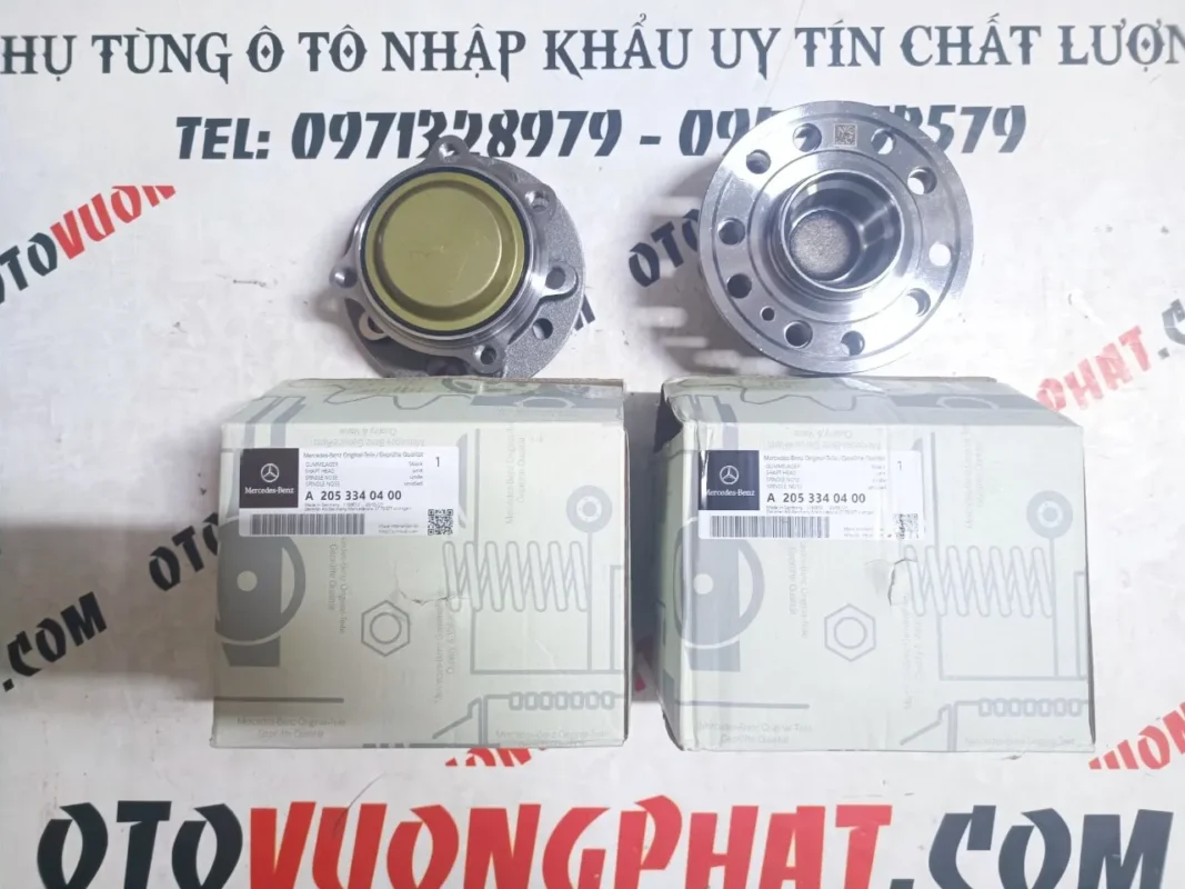 Bi moay ơ trước trái Mercedes