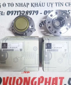 Bi moay ơ trước trái Mercedes